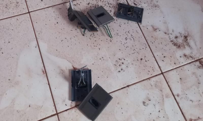 Suspeito foi preso em flagrante pela PM, após a prática de crimes de danos em residência e furto de fiações elétricas, em Rolim de Moura Suspeito foi preso em flagrante pela PM, após a prática de crimes de danos em residência e furto de fiações elétricas, em Rolim de Moura