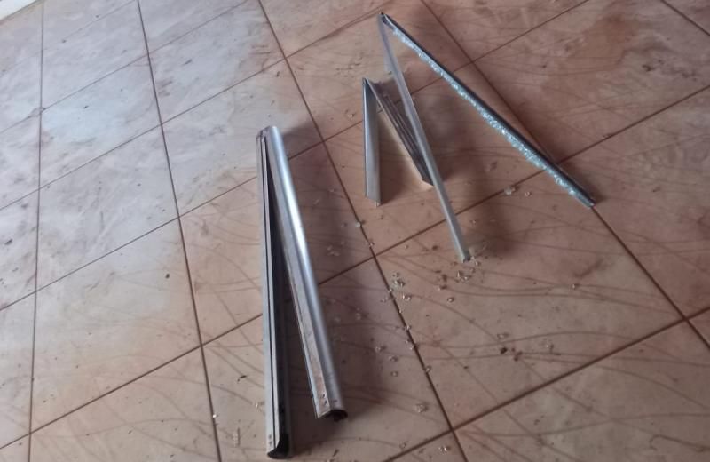 Suspeito foi preso em flagrante pela PM, após a prática de crimes de danos em residência e furto de fiações elétricas, em Rolim de Moura Suspeito foi preso em flagrante pela PM, após a prática de crimes de danos em residência e furto de fiações elétricas, em Rolim de Moura