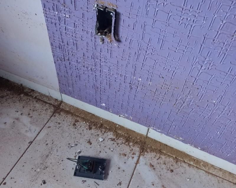 Suspeito foi preso em flagrante pela PM, após a prática de crimes de danos em residência e furto de fiações elétricas, em Rolim de Moura Suspeito foi preso em flagrante pela PM, após a prática de crimes de danos em residência e furto de fiações elétricas, em Rolim de Moura