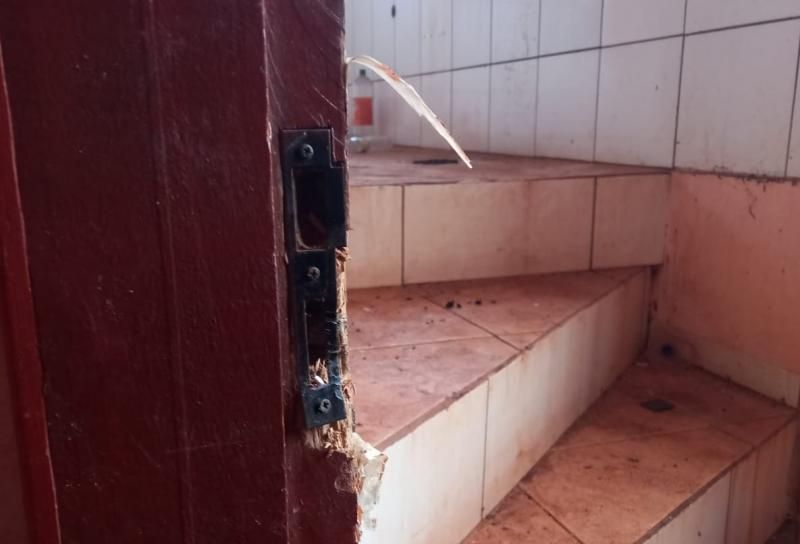 Suspeito foi preso em flagrante pela PM, após a prática de crimes de danos em residência e furto de fiações elétricas, em Rolim de Moura Suspeito foi preso em flagrante pela PM, após a prática de crimes de danos em residência e furto de fiações elétricas, em Rolim de Moura