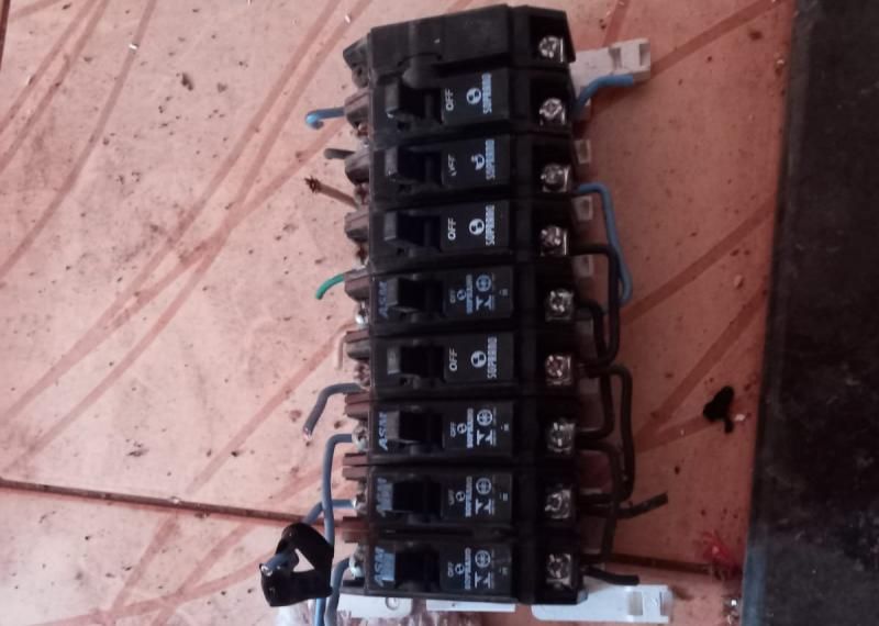 Suspeito foi preso em flagrante pela PM, após a prática de crimes de danos em residência e furto de fiações elétricas, em Rolim de Moura Suspeito foi preso em flagrante pela PM, após a prática de crimes de danos em residência e furto de fiações elétricas, em Rolim de Moura