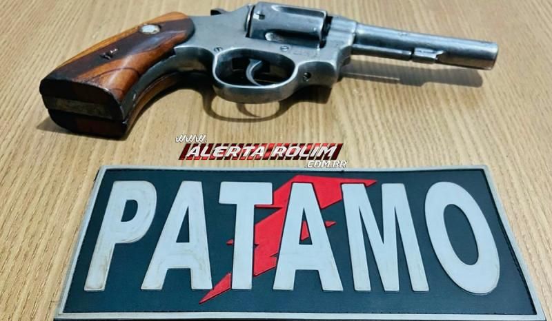 Vídeo - Indivíduo armado com revólver foi preso dentro de estabelecimento comercial pela equipe do PATAMO da PM, em Rolim de Moura Vídeo - Indivíduo armado com revólver foi preso dentro de estabelecimento comercial pela equipe do PATAMO da PM, em Rolim de Moura