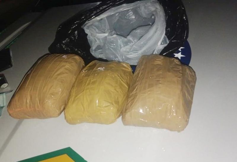 Polícia Militar apreendeu droga durante abordagem a motocicleta, em Nova Brasilândia do Oeste Polícia Militar apreendeu droga durante abordagem a motocicleta, em Nova Brasilândia do Oeste