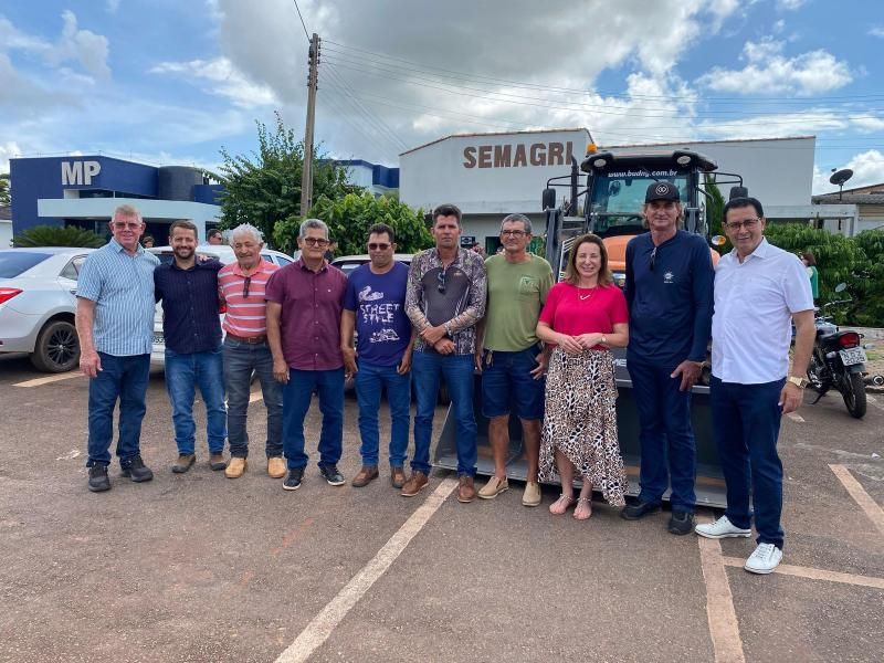 SEMAGRI realiza entrega de trator agrícola adquirido com emenda da ex-deputada Jaqueline Cassol, em Rolim de Moura SEMAGRI realiza entrega de trator agrícola adquirido com emenda da ex-deputada Jaqueline Cassol, em Rolim de Moura