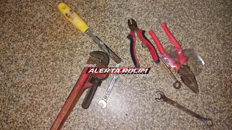 Suspeito foi preso em flagrante pela PM, em Rolim de Moura e produtos furtados foram recuperados Suspeito foi preso em flagrante pela PM, em Rolim de Moura e produtos furtados foram recuperados
