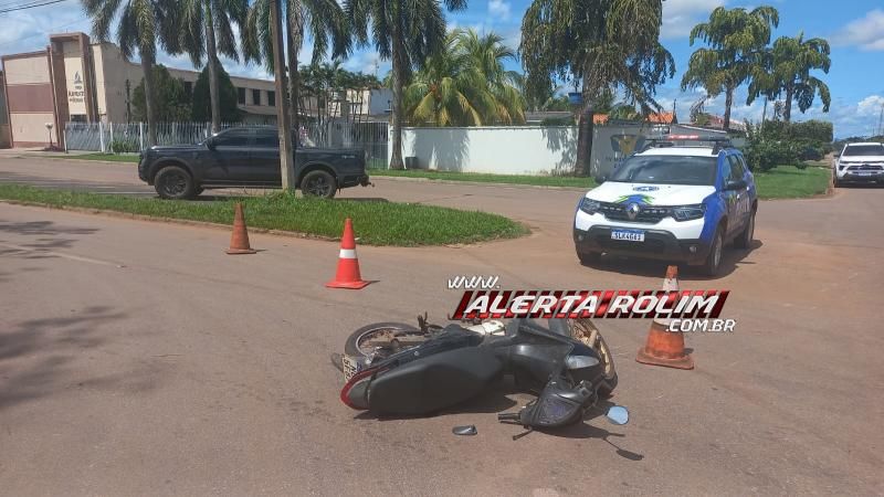 Acidente entre caminhonete e motoneta foi registrado em Rolim de Moura, veja o vídeo da colisão Acidente entre caminhonete e motoneta foi registrado em Rolim de Moura, veja o vídeo da colisão