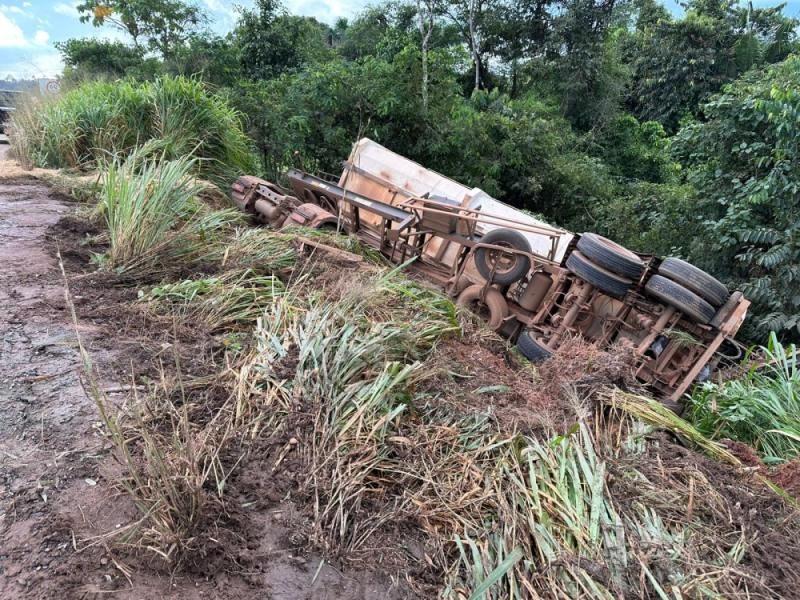 Carreta se perde em curva e cai em ribanceira na BR 364; motorista saiu ileso Carreta se perde em curva e cai em ribanceira na BR 364; motorista saiu ileso