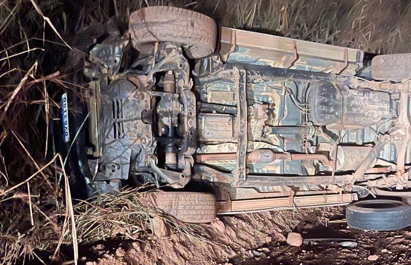 Carro capotou na linha 204 durante a noite de domingo Carro capotou na linha 204 durante a noite de domingo