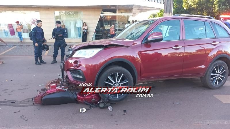 Condutor de moto sofreu fratura exposta em uma das pernas em acidente de trânsito nesta manhã, em Rolim de Moura Condutor de moto sofreu fratura exposta em uma das pernas em acidente de trânsito nesta manhã, em Rolim de Moura