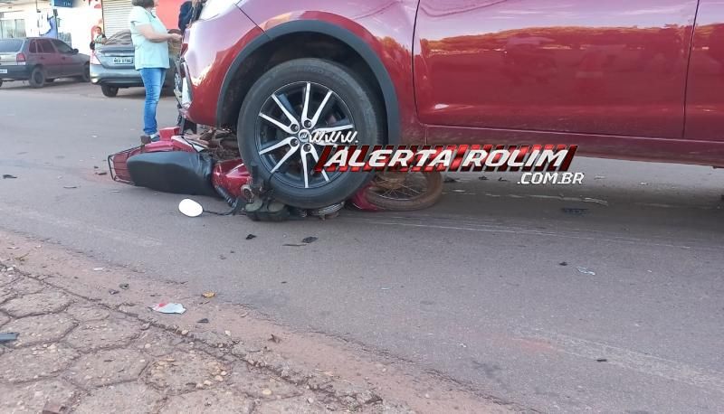 Condutor de moto sofreu fratura exposta em uma das pernas em acidente de trânsito nesta manhã, em Rolim de Moura Condutor de moto sofreu fratura exposta em uma das pernas em acidente de trânsito nesta manhã, em Rolim de Moura