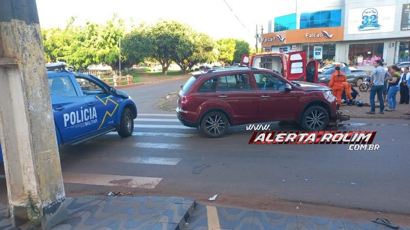 Condutor de moto sofreu fratura exposta em uma das pernas em acidente de trânsito nesta manhã, em Rolim de Moura Condutor de moto sofreu fratura exposta em uma das pernas em acidente de trânsito nesta manhã, em Rolim de Moura