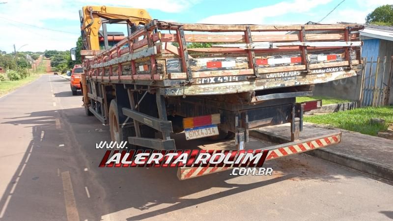 Delivery foi socorrido após bater na traseira de caminhão estacionado, em Rolim de Moura Delivery foi socorrido após bater na traseira de caminhão estacionado, em Rolim de Moura