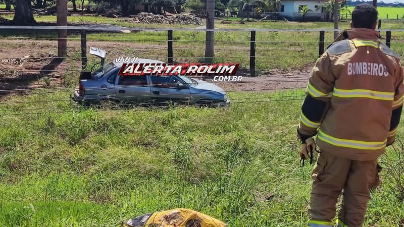 PERIGO - Motorista colidiu com poste na RO-010 e ficou preso em veículo sob fiação de alta tensão, em Rolim de Moura PERIGO - Motorista colidiu com poste na RO-010 e ficou preso em veículo sob fiação de alta tensão, em Rolim de Moura