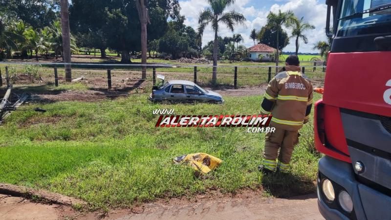 PERIGO - Motorista colidiu com poste na RO-010 e ficou preso em veículo sob fiação de alta tensão, em Rolim de Moura PERIGO - Motorista colidiu com poste na RO-010 e ficou preso em veículo sob fiação de alta tensão, em Rolim de Moura