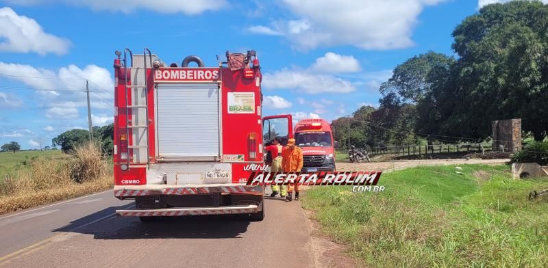 PERIGO - Motorista colidiu com poste na RO-010 e ficou preso em veículo sob fiação de alta tensão, em Rolim de Moura PERIGO - Motorista colidiu com poste na RO-010 e ficou preso em veículo sob fiação de alta tensão, em Rolim de Moura