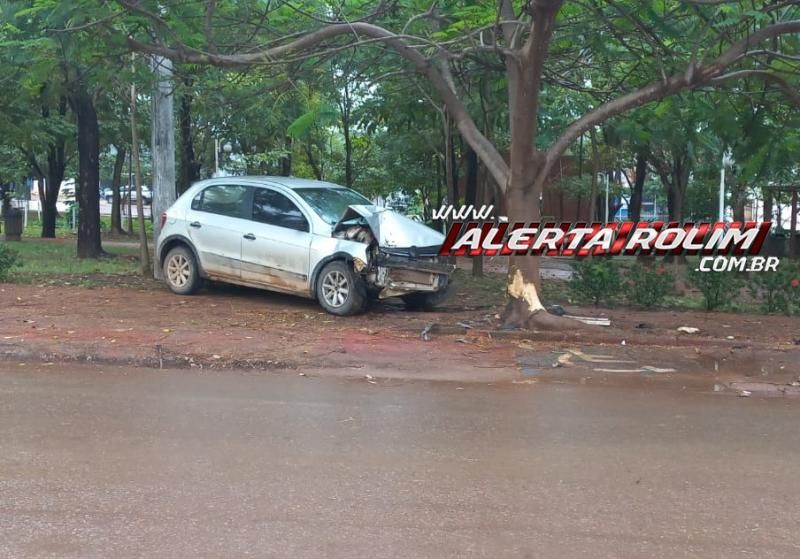 Veículo colidiu com árvore na Praça dos Bosques, em Rolim de Moura Veículo colidiu com árvore na Praça dos Bosques, em Rolim de Moura