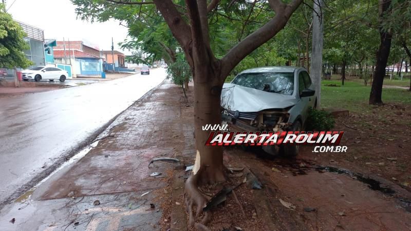 Veículo colidiu com árvore na Praça dos Bosques, em Rolim de Moura Veículo colidiu com árvore na Praça dos Bosques, em Rolim de Moura