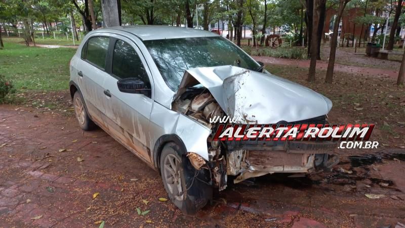 Veículo colidiu com árvore na Praça dos Bosques, em Rolim de Moura Veículo colidiu com árvore na Praça dos Bosques, em Rolim de Moura