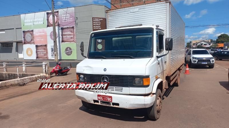 Acidente de trânsito entre moto e caminhão deixou mulher em estado grave no Centro de Rolim de Moura Acidente de trânsito entre moto e caminhão deixou mulher em estado grave no Centro de Rolim de Moura