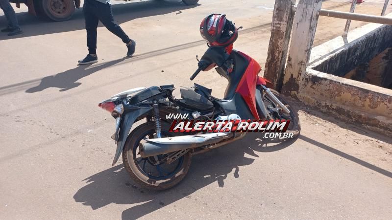 Acidente de trânsito entre moto e caminhão deixou mulher em estado grave no Centro de Rolim de Moura Acidente de trânsito entre moto e caminhão deixou mulher em estado grave no Centro de Rolim de Moura