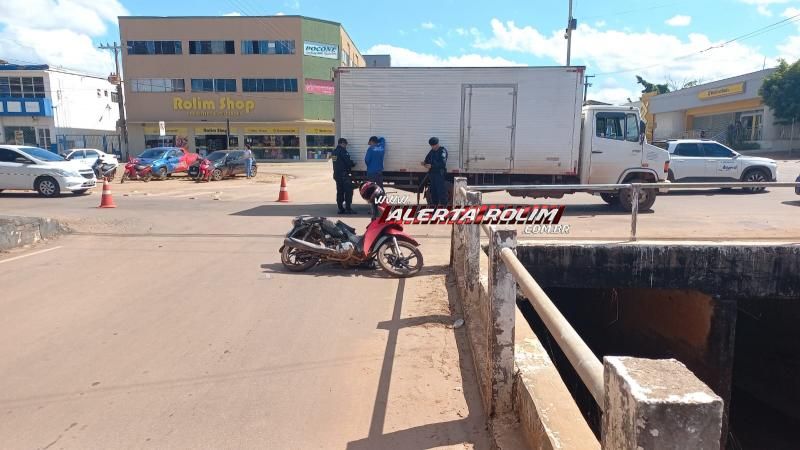Acidente de trânsito entre moto e caminhão deixou mulher em estado grave no Centro de Rolim de Moura Acidente de trânsito entre moto e caminhão deixou mulher em estado grave no Centro de Rolim de Moura