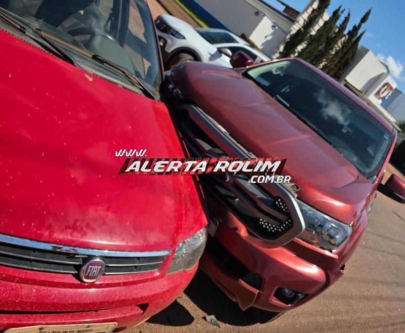 Acidente de trânsito envolvendo dois carros foi registrado nesta manhã, em Rolim de Moura Acidente de trânsito envolvendo dois carros foi registrado nesta manhã, em Rolim de Moura