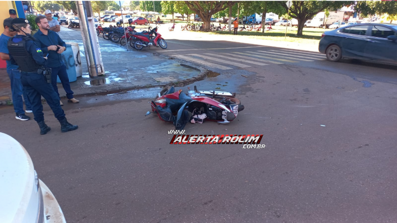 Acidente de trânsito no Centro de Rolim de Moura deixou mãe e filha feridas Acidente de trânsito no Centro de Rolim de Moura deixou mãe e filha feridas