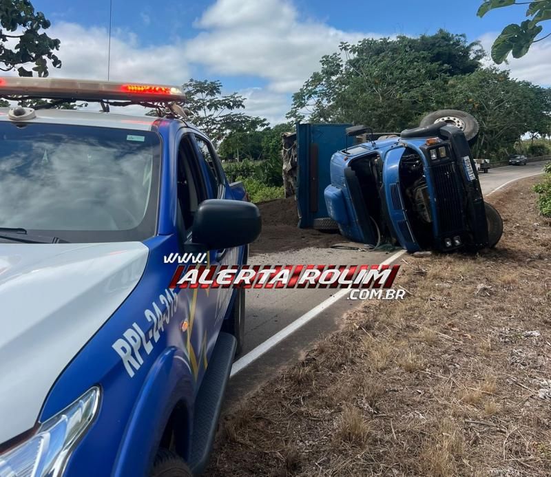 Caminhão caçamba tombou na RO-010, próximo a Migrantinópolis Caminhão caçamba tombou na RO-010, próximo a Migrantinópolis