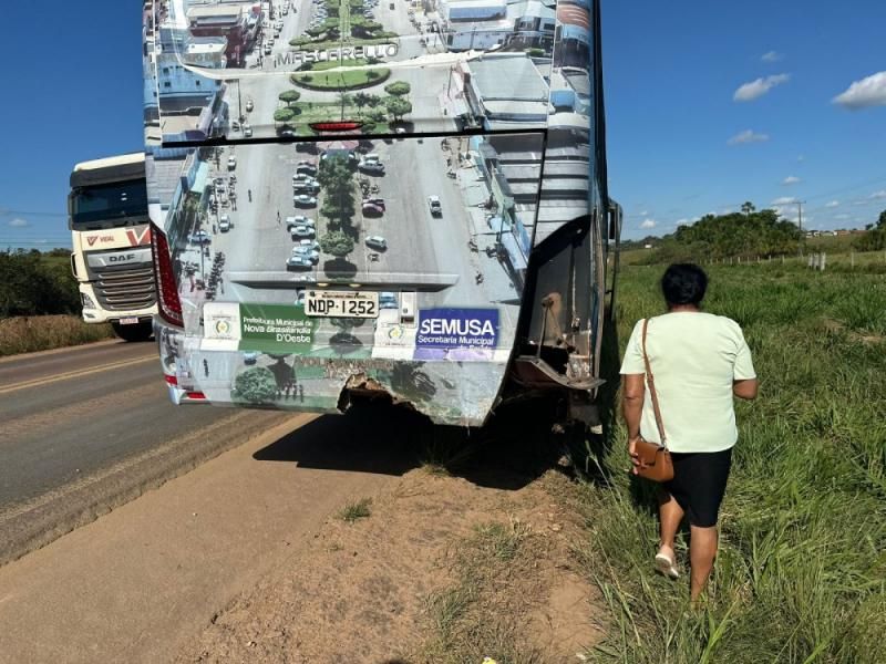 Caminhonete colide na traseira de ônibus da saúde de Nova Brasilândia na BR-364 Caminhonete colide na traseira de ônibus da saúde de Nova Brasilândia na BR-364