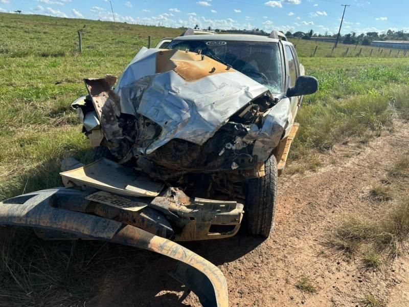 Caminhonete colide na traseira de ônibus da saúde de Nova Brasilândia na BR-364 Caminhonete colide na traseira de ônibus da saúde de Nova Brasilândia na BR-364