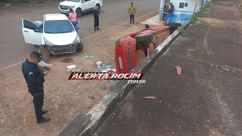 Carro capotou no Centro de Rolim de Moura nesta manhã de segunda-feira Carro capotou no Centro de Rolim de Moura nesta manhã de segunda-feira