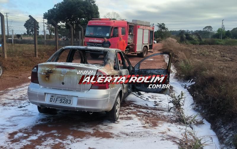 Carro pegou fogo enquanto motorista seguia pelo Setor Chacareiro, em Rolim de Moura Carro pegou fogo enquanto motorista seguia pelo Setor Chacareiro, em Rolim de Moura