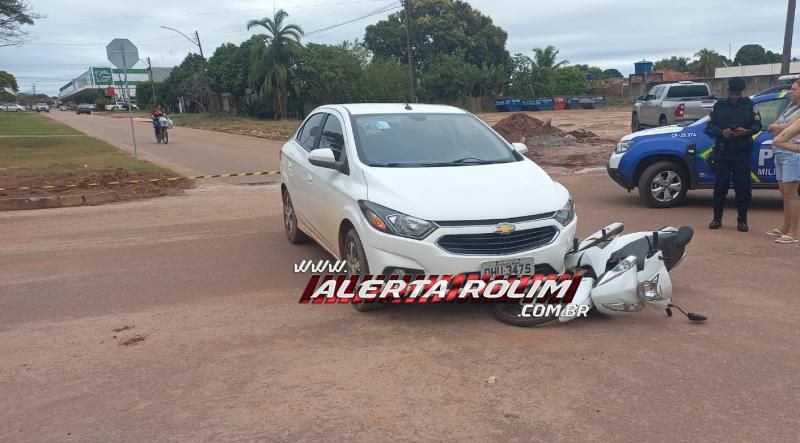 Colisão entre carro e moto deixou mulher ferida no Centro de Rolim de Moura Colisão entre carro e moto deixou mulher ferida no Centro de Rolim de Moura