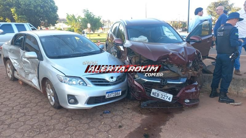 Colisão entre dois carros marca a manhã desta sexta-feira 13 em Rolim de Moura Colisão entre dois carros marca a manhã desta sexta-feira 13 em Rolim de Moura
