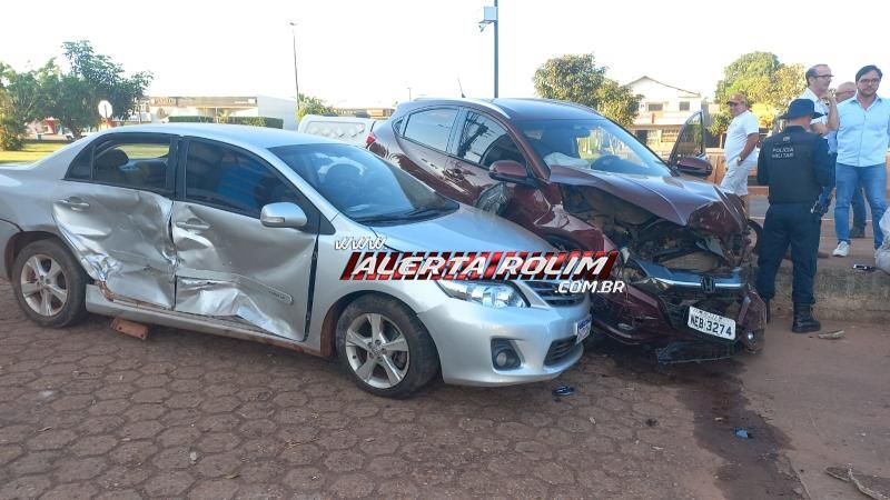 Colisão entre dois carros marca a manhã desta sexta-feira 13 em Rolim de Moura Colisão entre dois carros marca a manhã desta sexta-feira 13 em Rolim de Moura