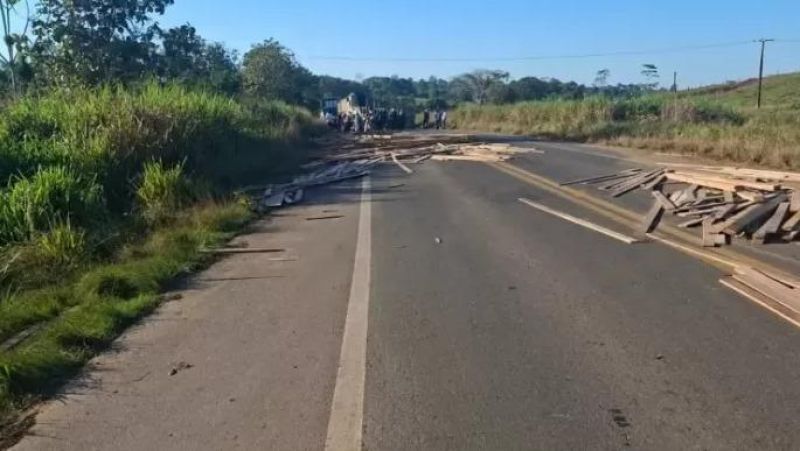 Jaru: Identificadas as três vítimas fatais de grave acidente na BR 364; Todos eram irmãos Jaru: Identificadas as três vítimas fatais de grave acidente na BR 364; Todos eram irmãos