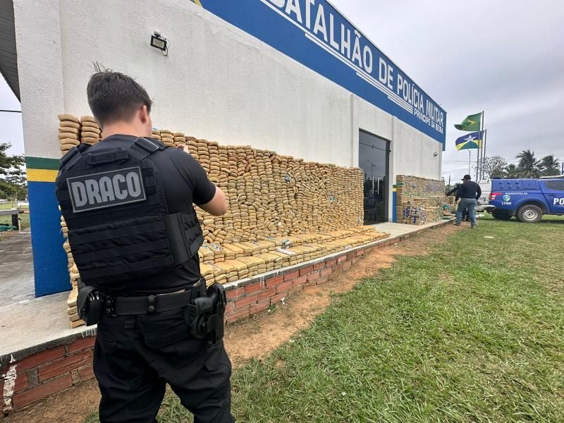 MEGAAPREENSÃO: Forças de Segurança Interceptam Carreta com Estima de 4 Toneladas de Drogas em Costa Marques MEGAAPREENSÃO: Forças de Segurança Interceptam Carreta com Estima de 4 Toneladas de Drogas em Costa Marques