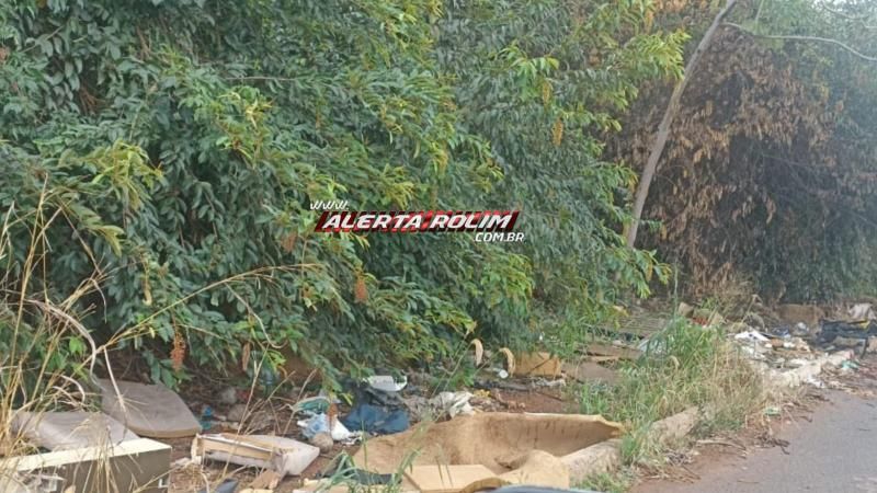 Moradores denunciam descarte irregular de lixo no bairro Jequitibá, em Rolim de Moura Moradores denunciam descarte irregular de lixo no bairro Jequitibá, em Rolim de Moura
