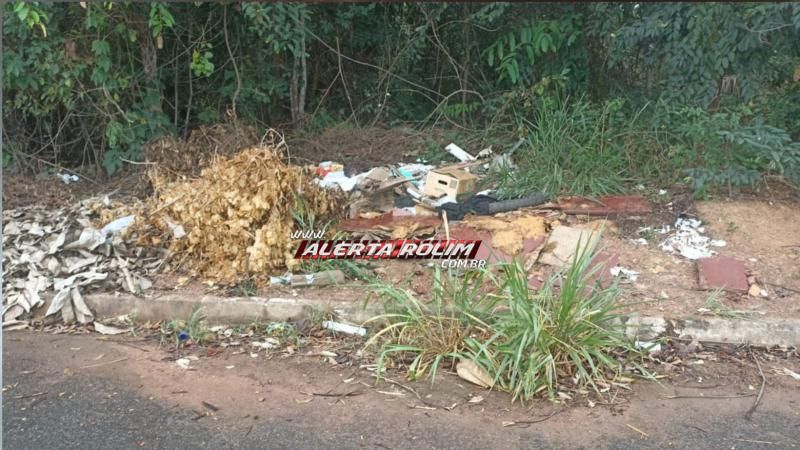 Moradores denunciam descarte irregular de lixo no bairro Jequitibá, em Rolim de Moura Moradores denunciam descarte irregular de lixo no bairro Jequitibá, em Rolim de Moura
