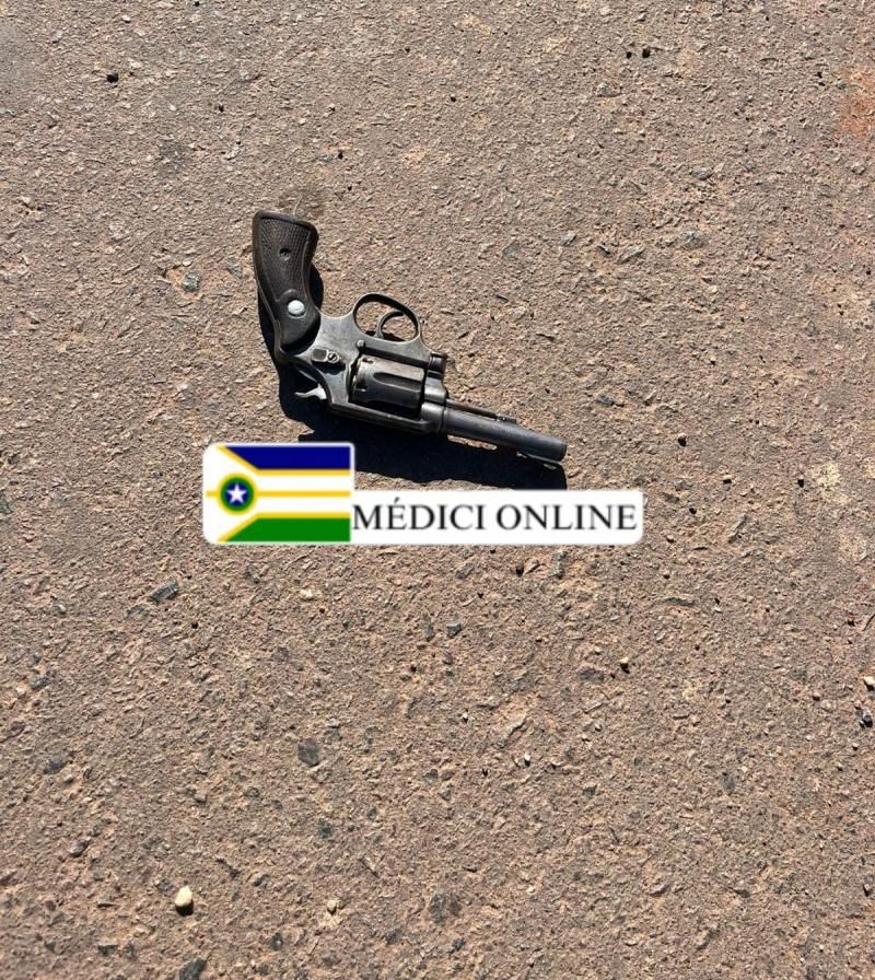 Moradores encontram arma jogada na rua e acionam a Polícia Militar, em Presidente Médici Moradores encontram arma jogada na rua e acionam a Polícia Militar, em Presidente Médici