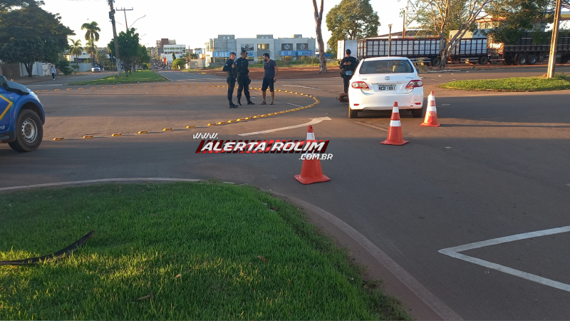 Motociclista fica ferido após colisão com carro em rotatória recém-instalada, em Rolim de Moura Motociclista fica ferido após colisão com carro em rotatória recém-instalada, em Rolim de Moura