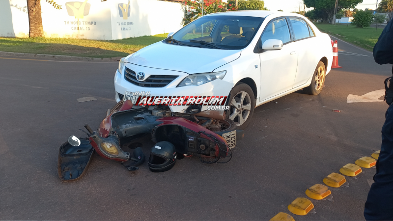 Motociclista fica ferido após colisão com carro em rotatória recém-instalada, em Rolim de Moura Motociclista fica ferido após colisão com carro em rotatória recém-instalada, em Rolim de Moura