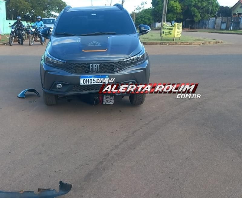 No segundo acidente de trânsito do dia, moto foi parar embaixo de carro após colisão no bairro Beira Rio, em Rolim de Moura No segundo acidente de trânsito do dia, moto foi parar embaixo de carro após colisão no bairro Beira Rio, em Rolim de Moura