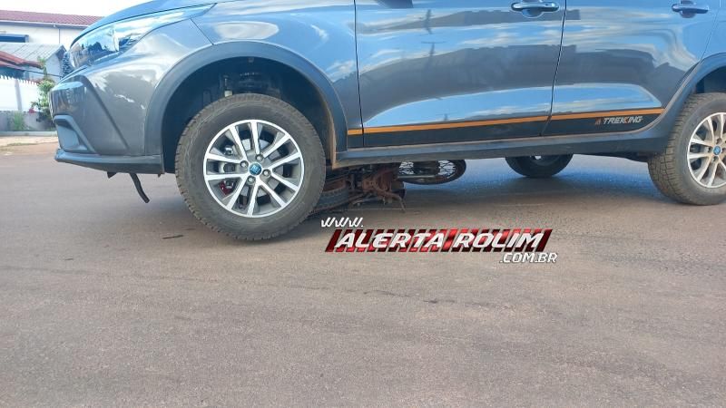 No segundo acidente de trânsito do dia, moto foi parar embaixo de carro após colisão no bairro Beira Rio, em Rolim de Moura No segundo acidente de trânsito do dia, moto foi parar embaixo de carro após colisão no bairro Beira Rio, em Rolim de Moura