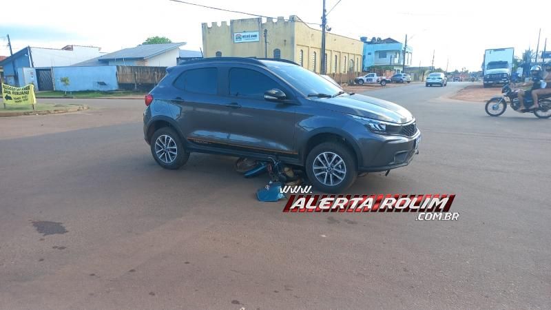 No segundo acidente de trânsito do dia, moto foi parar embaixo de carro após colisão no bairro Beira Rio, em Rolim de Moura No segundo acidente de trânsito do dia, moto foi parar embaixo de carro após colisão no bairro Beira Rio, em Rolim de Moura