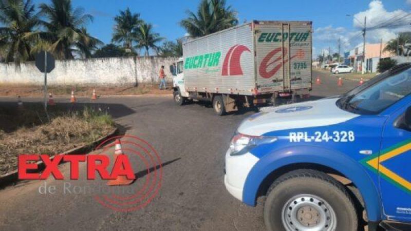 Tatuador morre após colidir com caminhão no bairro Jardim América em Vilhena Tatuador morre após colidir com caminhão no bairro Jardim América em Vilhena