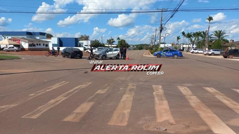 Terceiro acidente de trânsito envolveu dois carros e foi registrado na esquina do Fórum de Rolim de Moura Terceiro acidente de trânsito envolveu dois carros e foi registrado na esquina do Fórum de Rolim de Moura
