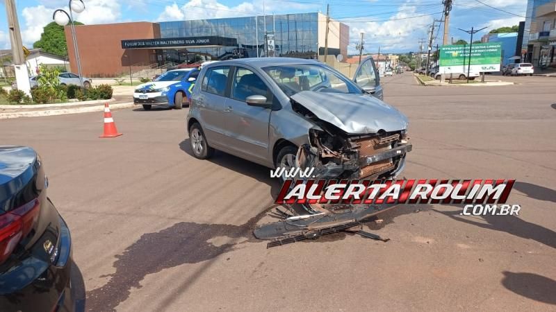 Terceiro acidente de trânsito envolveu dois carros e foi registrado na esquina do Fórum de Rolim de Moura Terceiro acidente de trânsito envolveu dois carros e foi registrado na esquina do Fórum de Rolim de Moura