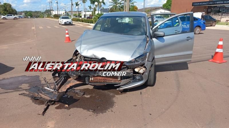 Terceiro acidente de trânsito envolveu dois carros e foi registrado na esquina do Fórum de Rolim de Moura Terceiro acidente de trânsito envolveu dois carros e foi registrado na esquina do Fórum de Rolim de Moura