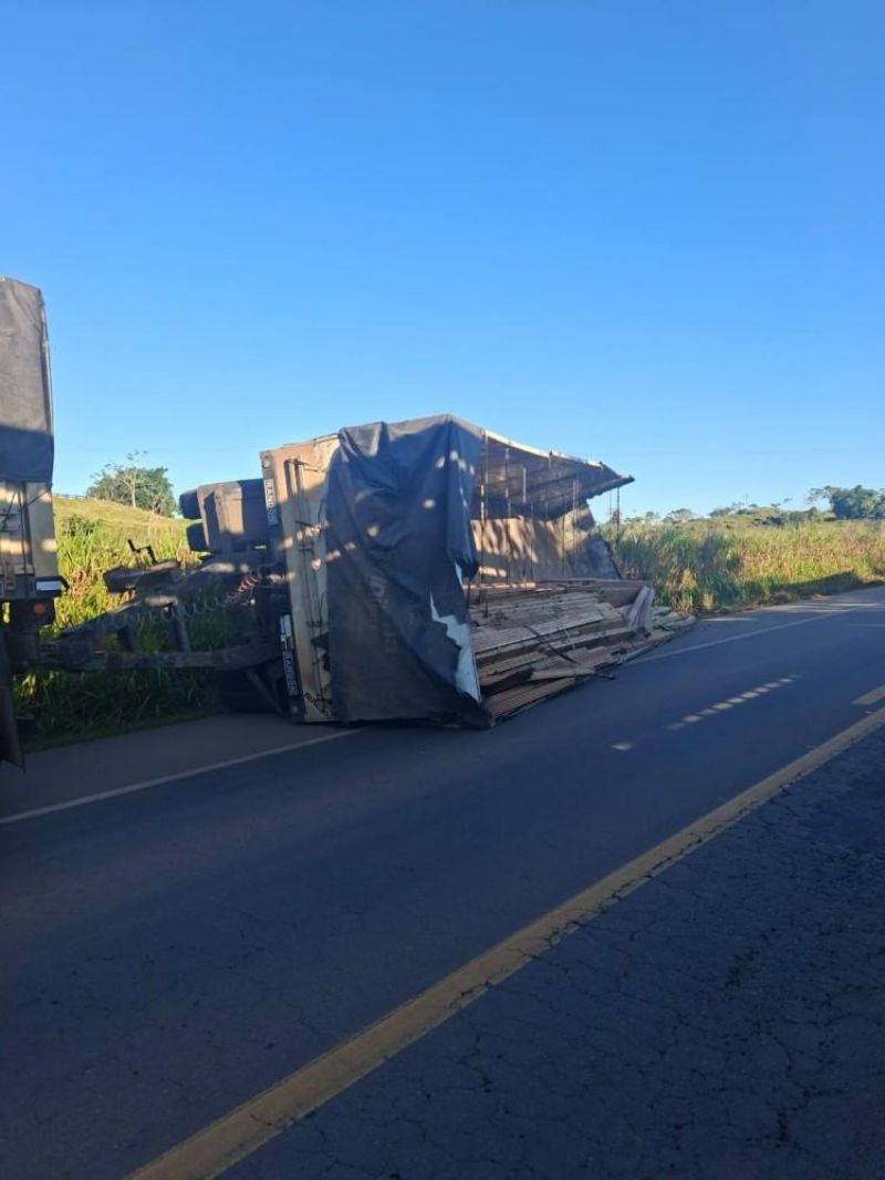 Três pessoas morreram após carreta carregada com madeira tombar sobre caminhonete nesta manhã na BR 364, em RO Três pessoas morreram após carreta carregada com madeira tombar sobre caminhonete nesta manhã na BR 364, em RO